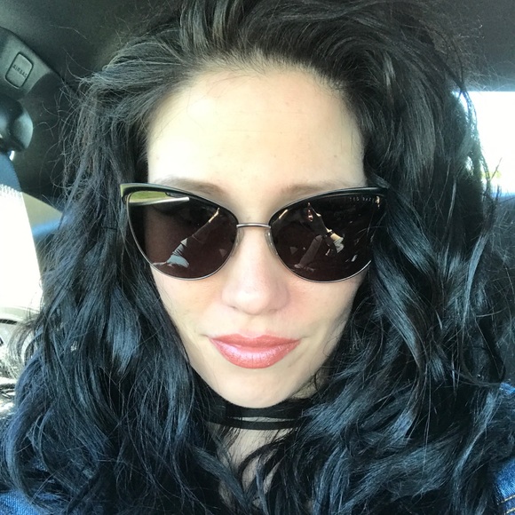 Meet Your Posher! 🌹 - Picture 2 of 5